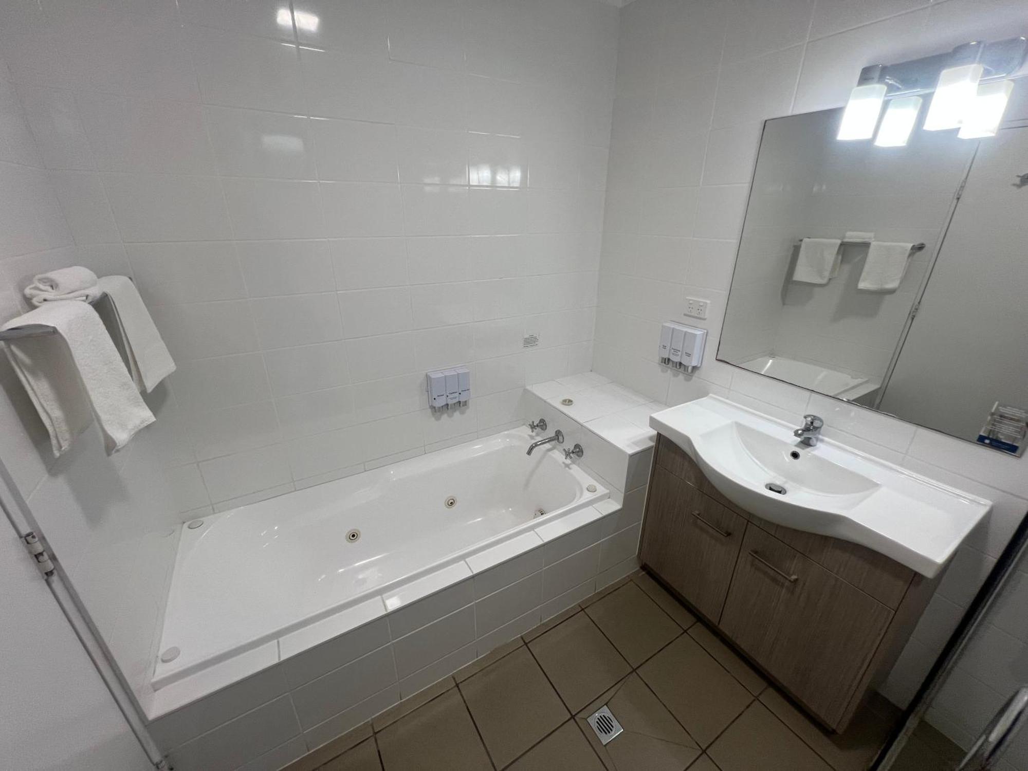 Adelong Motel Narrabri Bagian luar foto