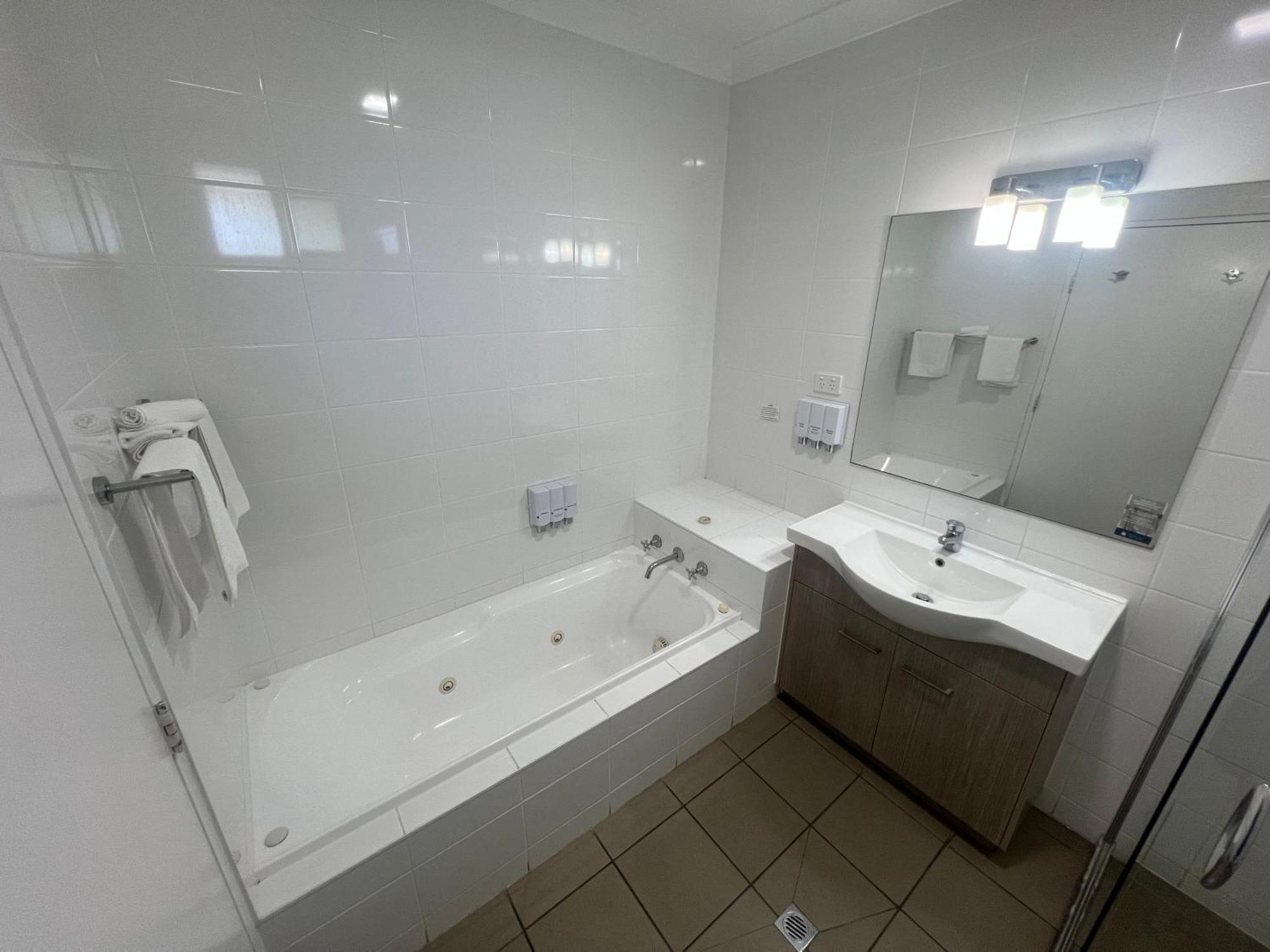 Adelong Motel Narrabri Bagian luar foto
