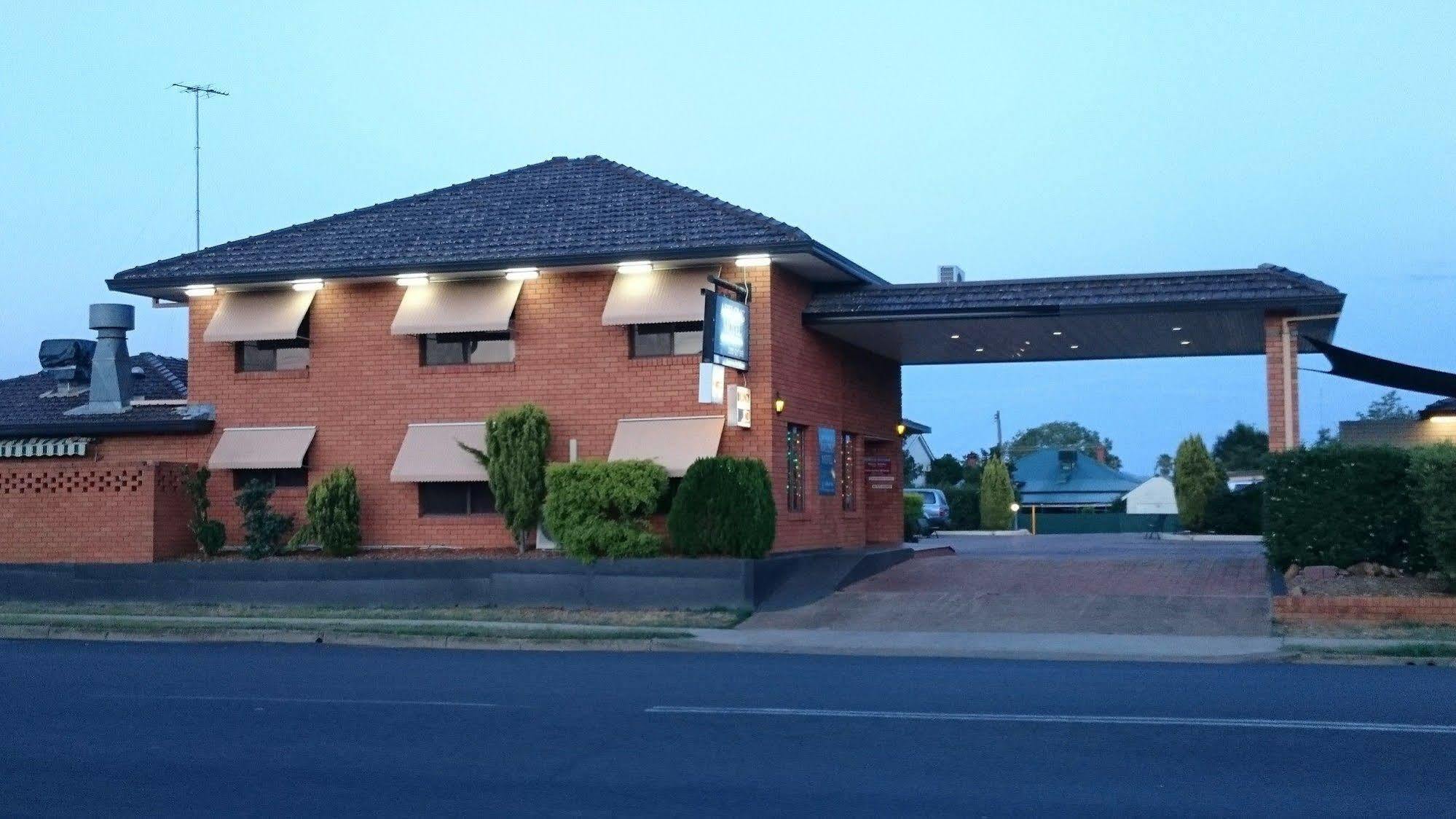 Adelong Motel Narrabri Bagian luar foto